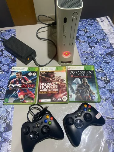 Xbox 360 Slim com Defeito (3 Luzes Vermelhas) + 3 Jogos Originais + Controles