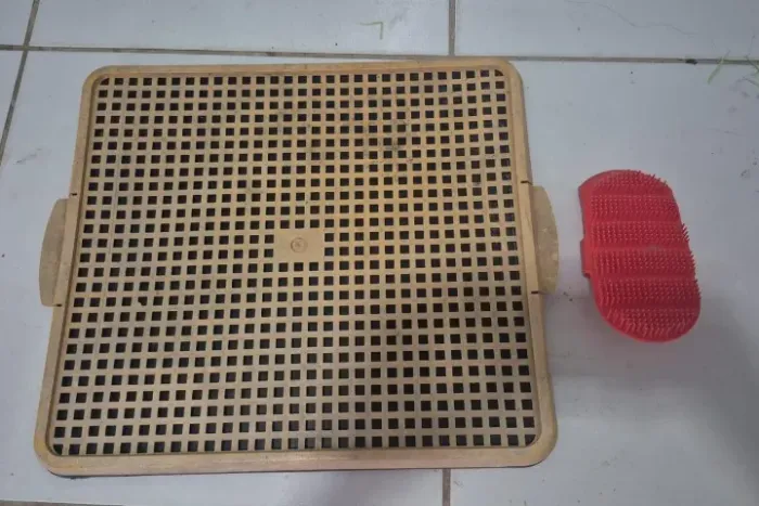 SANITARIO TAPETE HIGIENICO PARA CACHORRO+ ESCOVA DE PENTEAR (56x42cm ) R$10,00