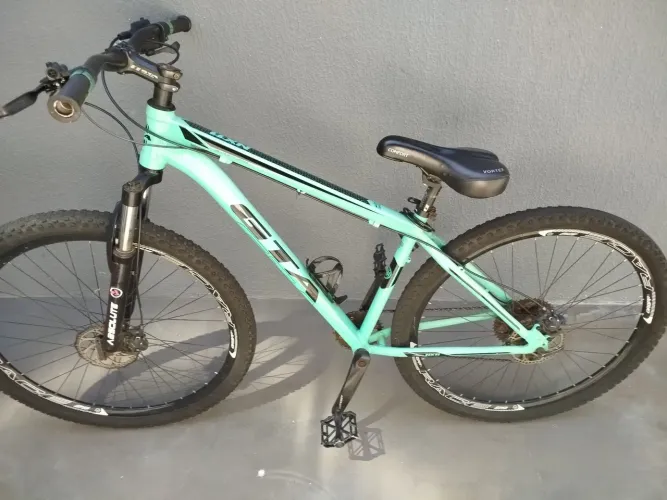 Bicicleta azul com freio hidráulico 