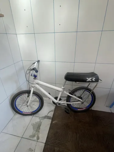 Bicicleta aro 20 c/ banco de mobilete nova