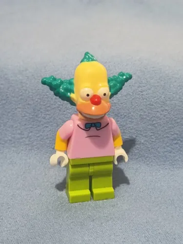 LEGO minifigura Krusty the Clown, The Simpsons, Series 1, com marcas no torso e nas pernas