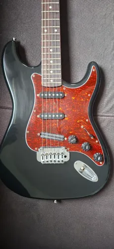Guitarra com braço fender 