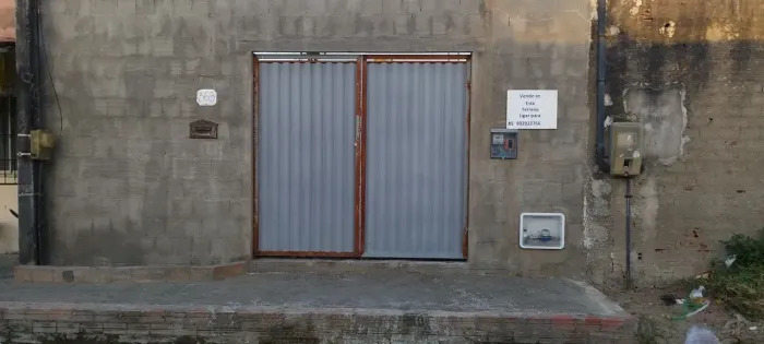 Terreno com começo da casa construída.