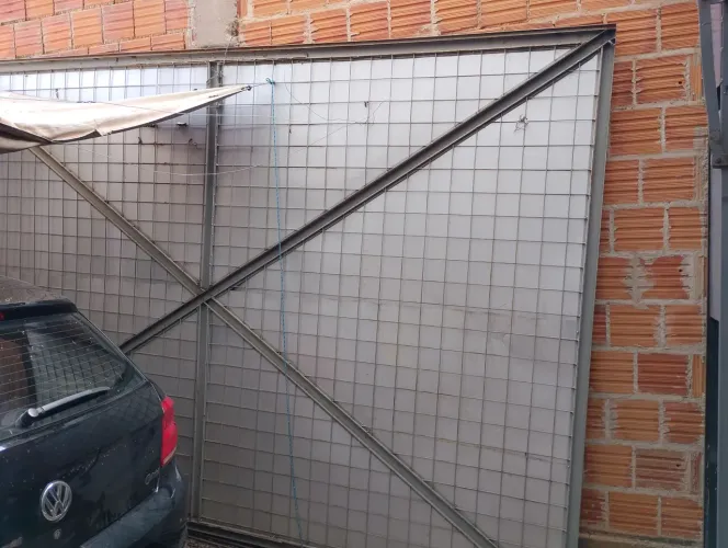 Preço prá vender 800 à vista! Portão de correr novo sem uso com 2.45 altura e 3.70 comp