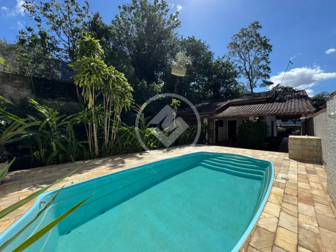 Casa Linear em condomínio - 360m2 de terreno plano - 3 quartos (sendo 2 suítes) - Limoeiro