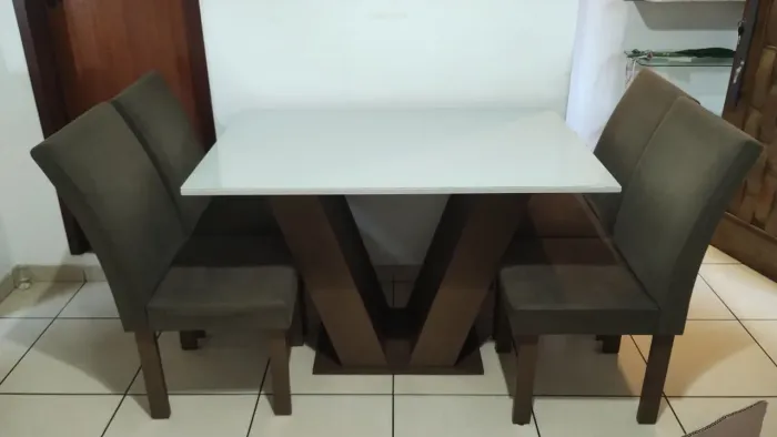 Mesa com tampo de vidro e 4 cadeiras em suede