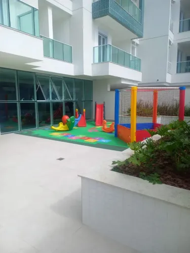 APARTAMENTO COM FECHAMENTO DE VARANDA-UMA QUADRA DO MAR