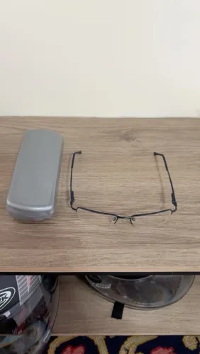 Óculos com lentes de grau leve