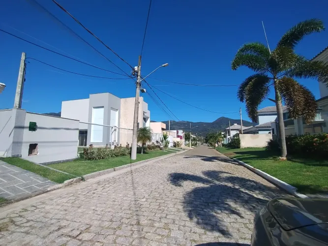 Terreno de Esquina Plano em Condomínio no Rio da Prata!!