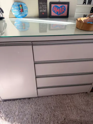 Cômoda branca moderna com tampo de vidro - 4 gavetas e porta lateral