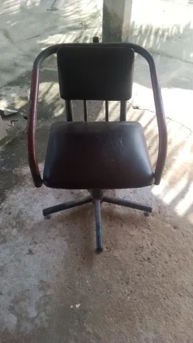 Cadeira multifuncional. Não entrego, tem que vir retirar.
