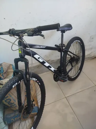 Vendo bicicleta aro 29 bem conservada só precisa trocar o passador esquerdo
