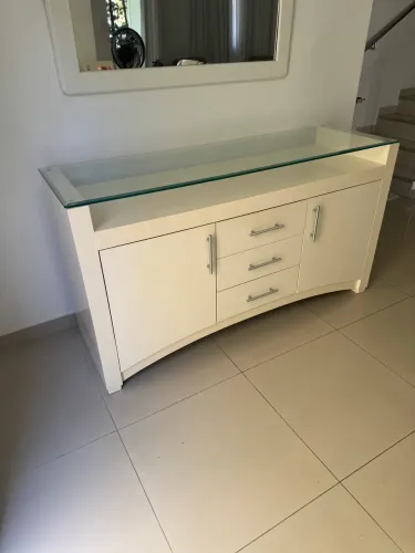 Aparador/buffet laqueado branco com tampo em vidro