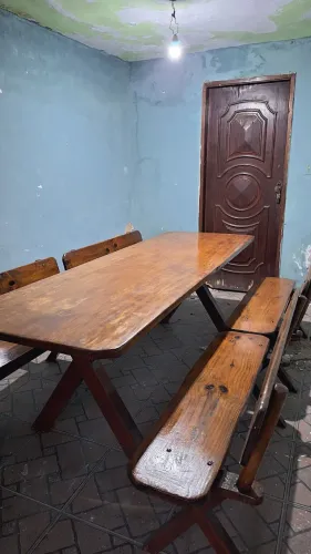 Vende se Conjunto de Mesa e quatro bancos em Madeira Maciça em verniz marítimo