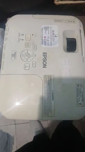 Projetor conservado (precisa somente de manutenção)
