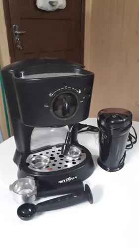 Vendo conjunto cafeteira expresso Britânia e moedor de café Cadense 220v