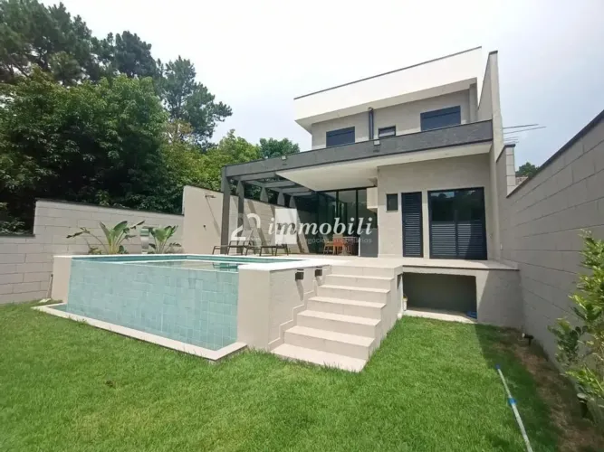 Casa à venda em Cotia, Granja Viana, com 3 suítes, com 193.3 m², Gramado