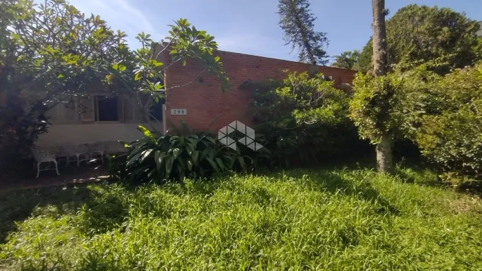 Casa térrea, a poucos metros da Orla de Ipanema, zona sul de Porto Alegre/RS.