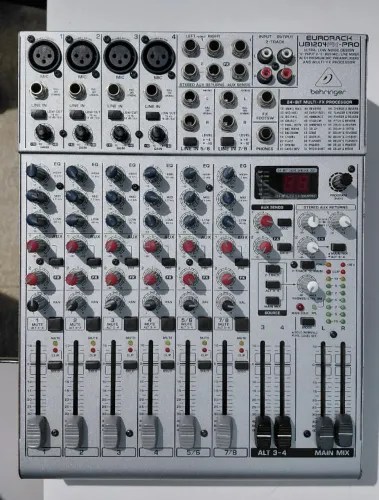 Mesa de som Behringer UB1204FX-PRO