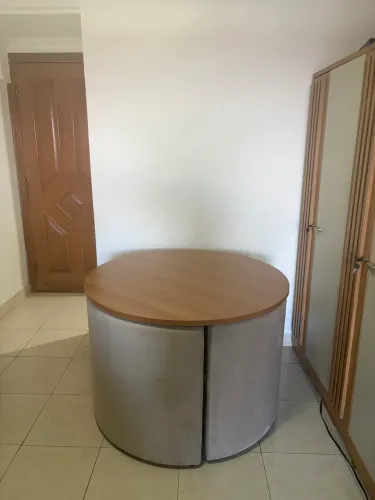 Linda e elegante mesa com cadeiras