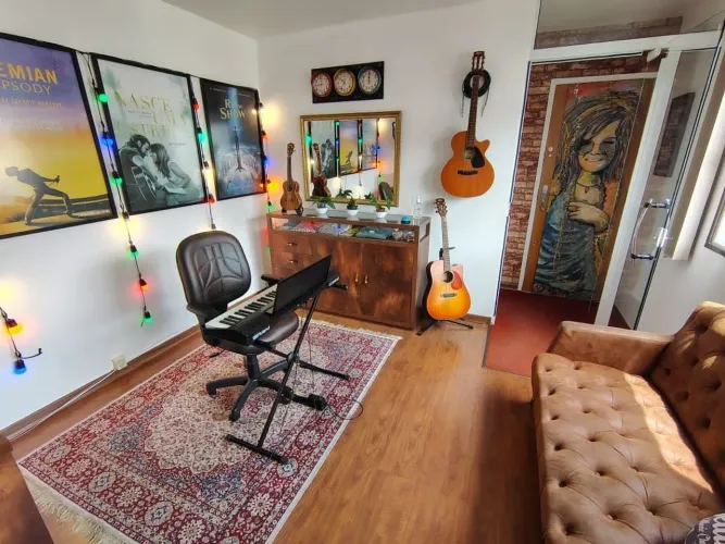 Sala no centro da cidade com isolamento acústico medindo aproximadamente 25m².