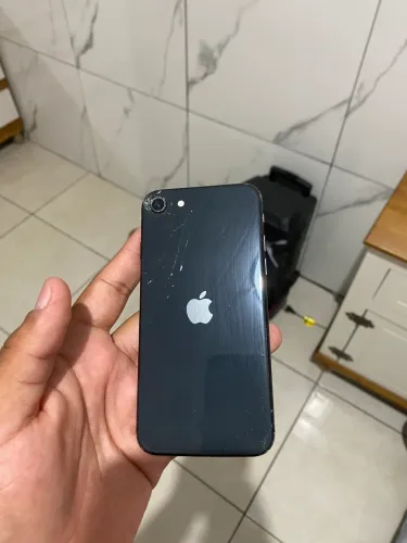 Vende-se iPhone SE 2020 64 GB fundo trincado saúde da bateria 100%