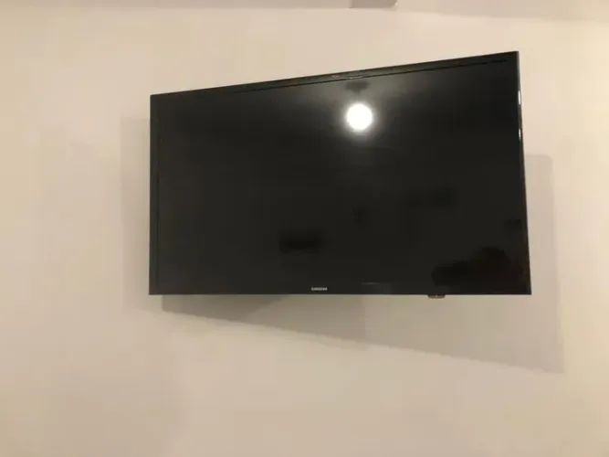 pegando perfeitamente. Obs está sem o controle e sem os pezinhos.