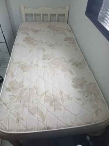 Cama de madeira e colchão ortopédico ( solteiro)
