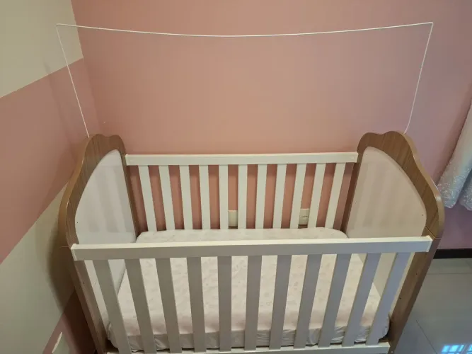 Berço mini cama com colchão.