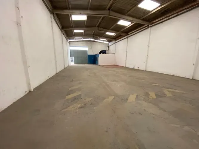 Galpão são cristovão 360 M² a 50 metros da avenida guajajaras !! (banheiro e escritorio)