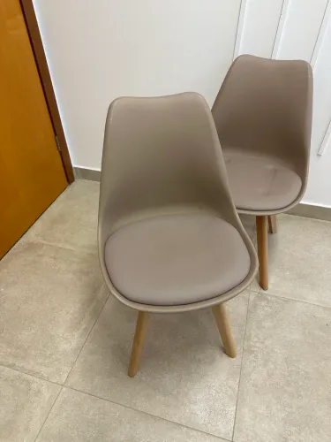 Cadeira tradicional de poliestireno por apenas R$120 cada uma