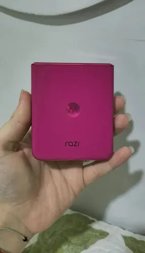Moto razr 50 ultra COM DEFEITO
