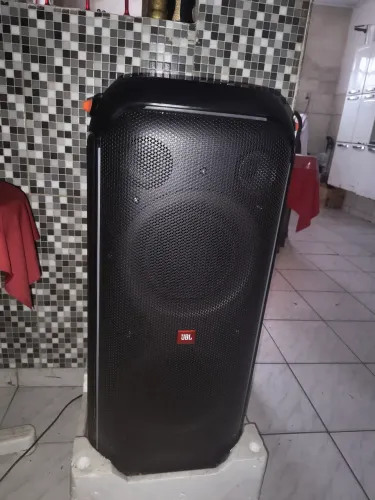 Caixa de som JBL pouco uso e em ótimas condições 