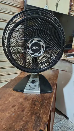Ventilador de mesa Arno funcionando perfeitamente