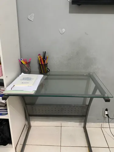 Mesa escrivaninha com cadeira de escritório