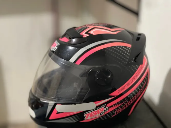 Capacete semi novo