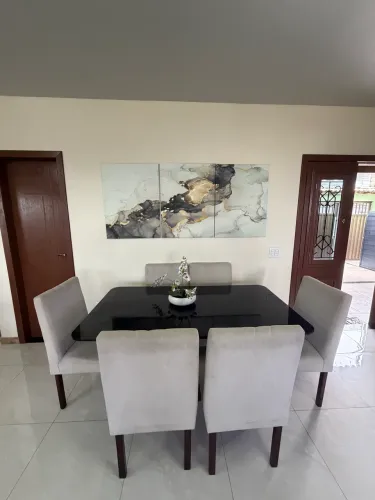 Conjunto de mesa de jantar com 6 cadeiras, adquirido em loja de móveis de alto padrão.