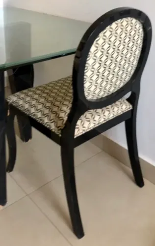 Conjunto com 4 cadeiras medalhão laca preta. Estofado e tecido em ótimo estado!