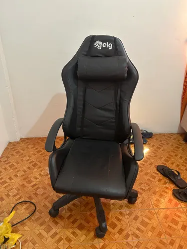 SOFÁ, CADEIRA GAMER, MESA, APARADOR
