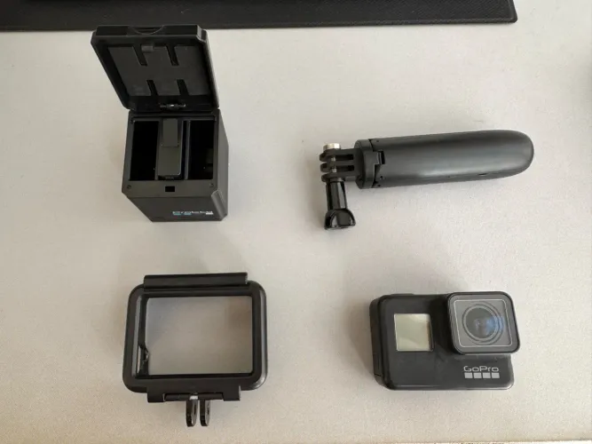 GoPro Hero 7 Black 4K + Bateria Extra e Acessórios