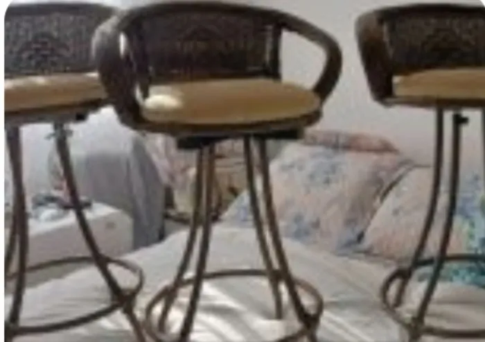 3 banquetas por R$250