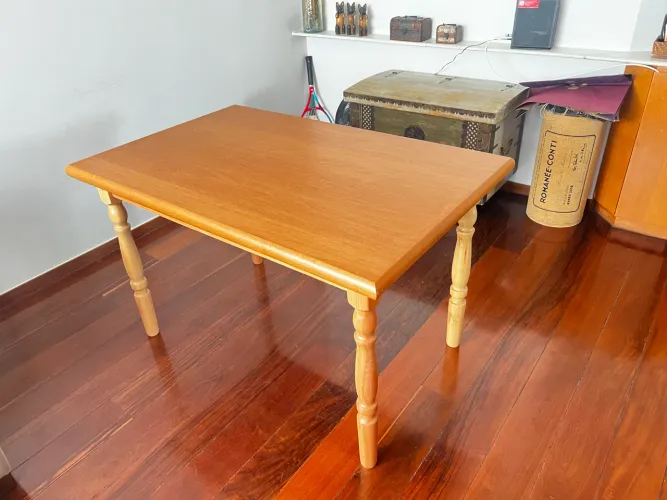 Vendo mesa de madeira 0,8x1,25 metros em ótimo estado de conservação 