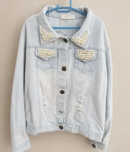 Jaqueta jeans branca com pérolas no bolso