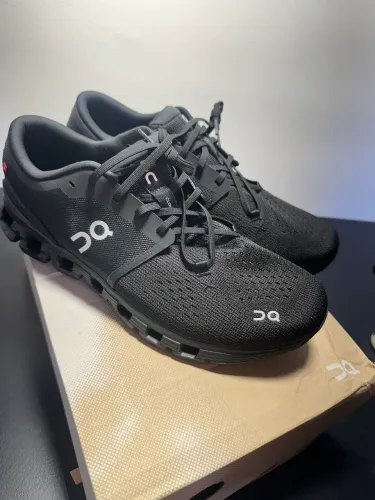 tênis on running cloud x 4, tamanho 43 na cor preta. ideal para corrida e treinos