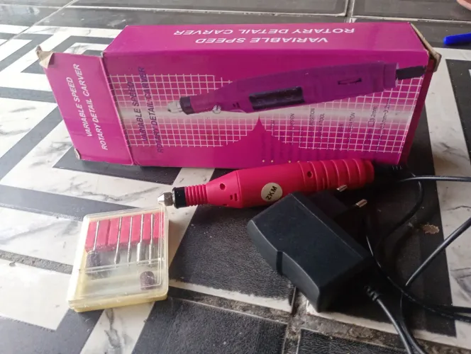 Lixadeira para preparação de alongamento de unhas.