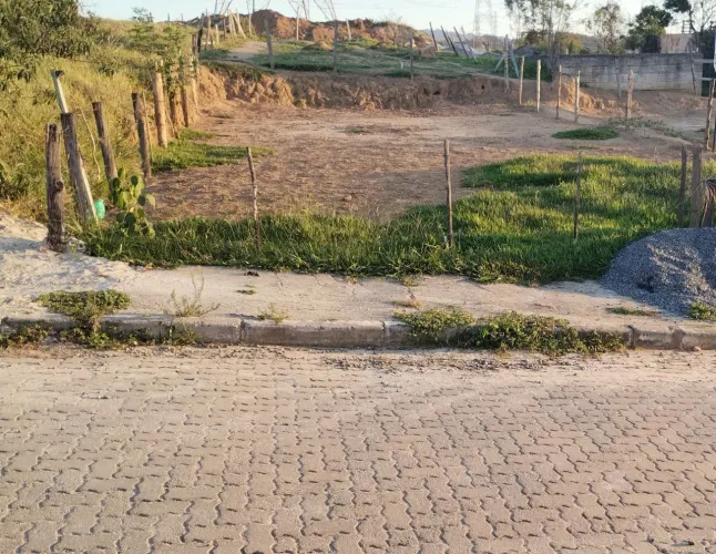 Vende - se terreno no bairro novo horizonte .
