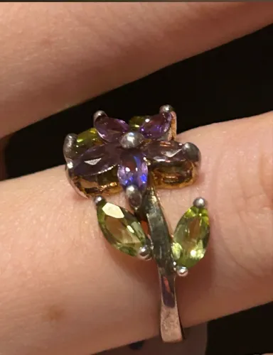 Anel em prata 925 em formato floral com lindas pedras de ametista e peridoto.