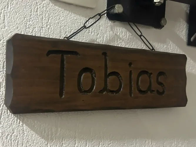 Placa de madeira entalhada Tobias