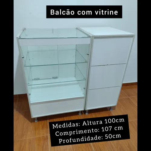 Balcão com vitrine de ótima qualidade