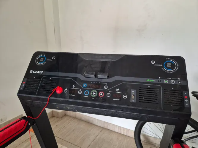Esteira Genis GT2000. Desliga após tempo de uso..